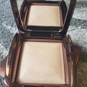 Hourglass lighting powder